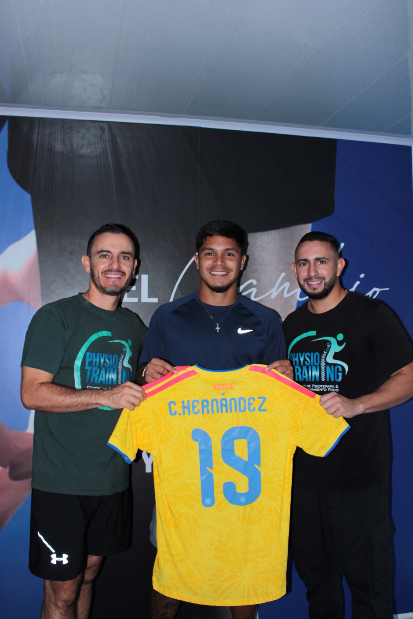 Equipo de Physio Training junto a un deportista